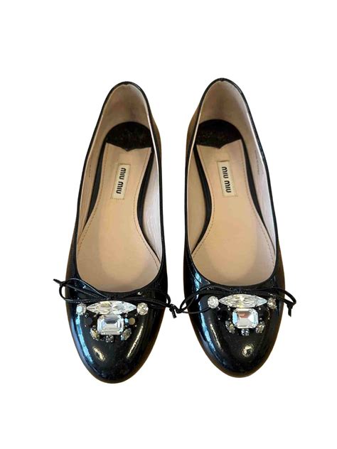 sapatilha miu miu inspired - Miu Miu 2025 Leathergoods Campaign .